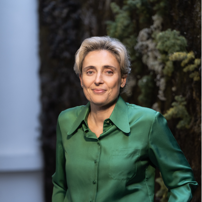 A photo of Cláudia Azevedo